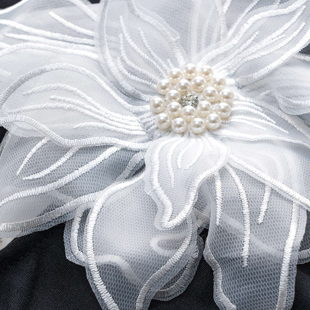 Svart asymmetrisk midiklänning i jersey med utskuren midja och stor blomapplikation i organza