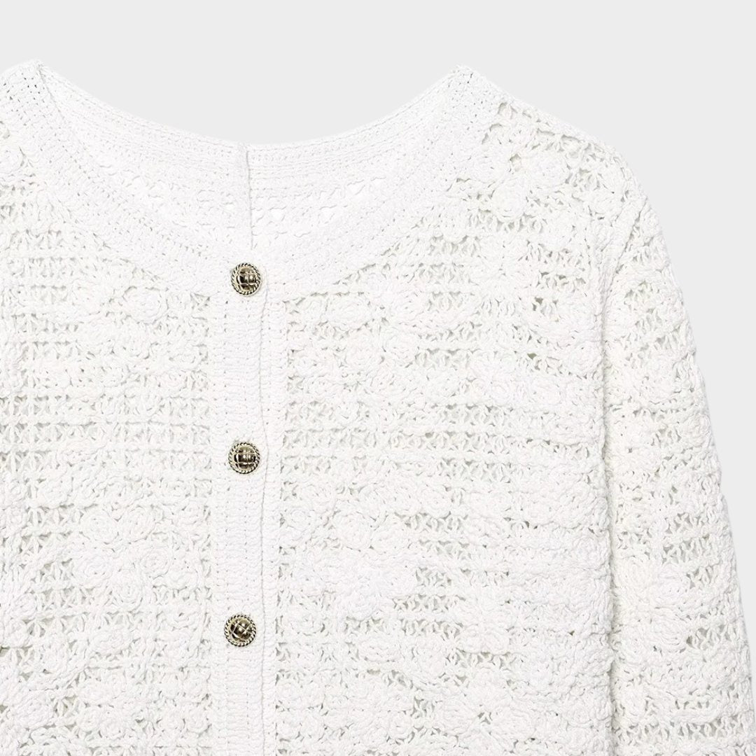 Vit virkad kofta med rund hals lång ärm och knappstängning