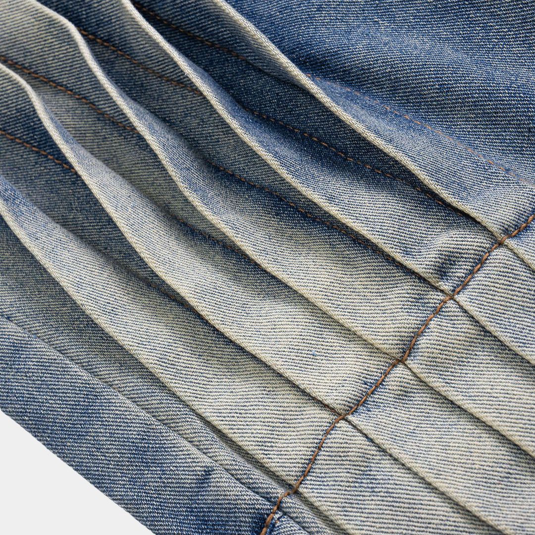 Blå cargojeans i denim med veckade detaljer, vida ben och sidfickor med spännen och lock