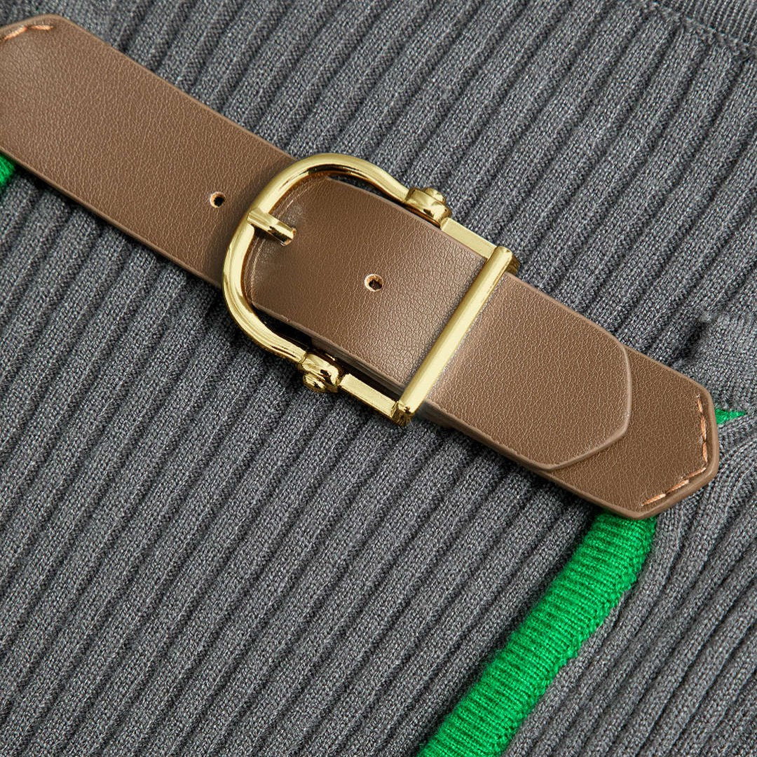 Ribbstickad midiklänning med cut-out och spänndetalj