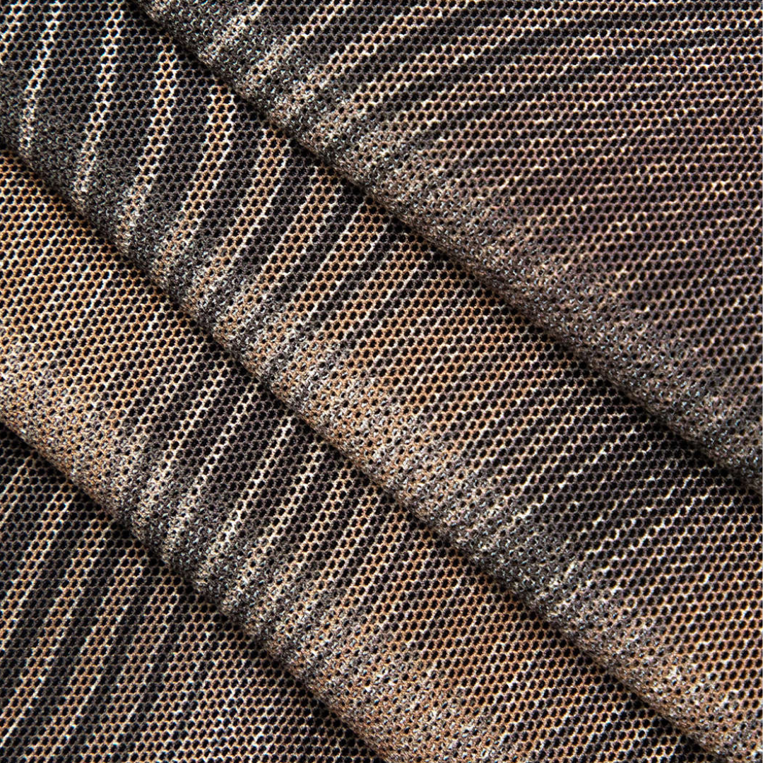 Brun långärmad midiklänning i mesh med hög hals och vågmönstrat tryck i bruna och svarta nyanser