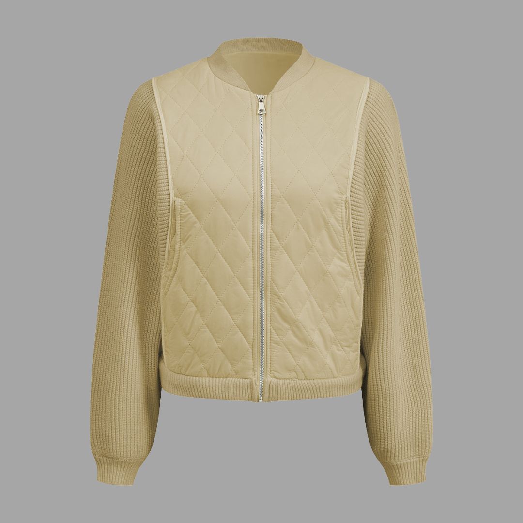 Fitted-passform quiltad stickad jacka med dragkedja och kontrasterande ärmar