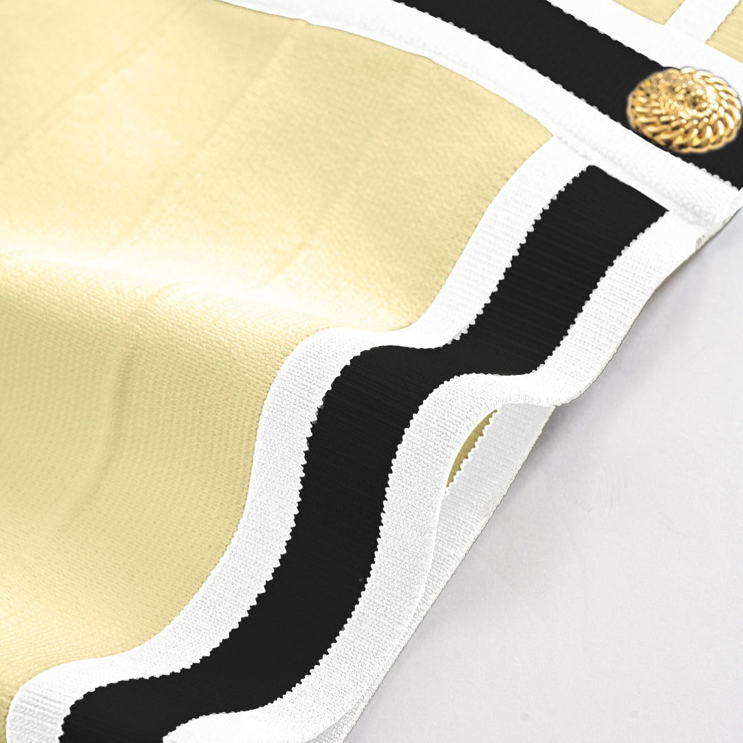 Kroppsnära stickad kjol i trikå med dekorativa knappar och kontrastkant