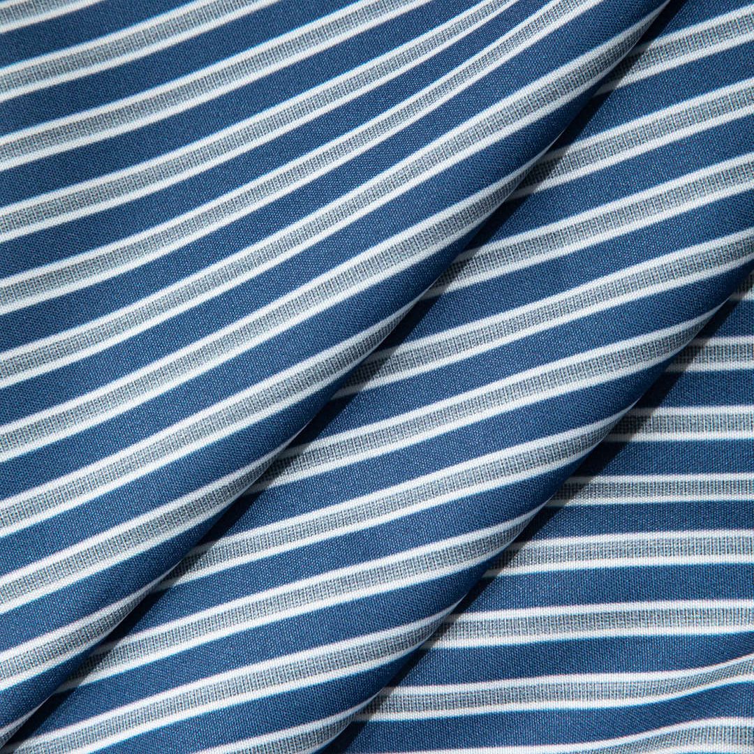 Blå- och vitrandig ärmlös skjorta med klassisk krage och figurnära passform