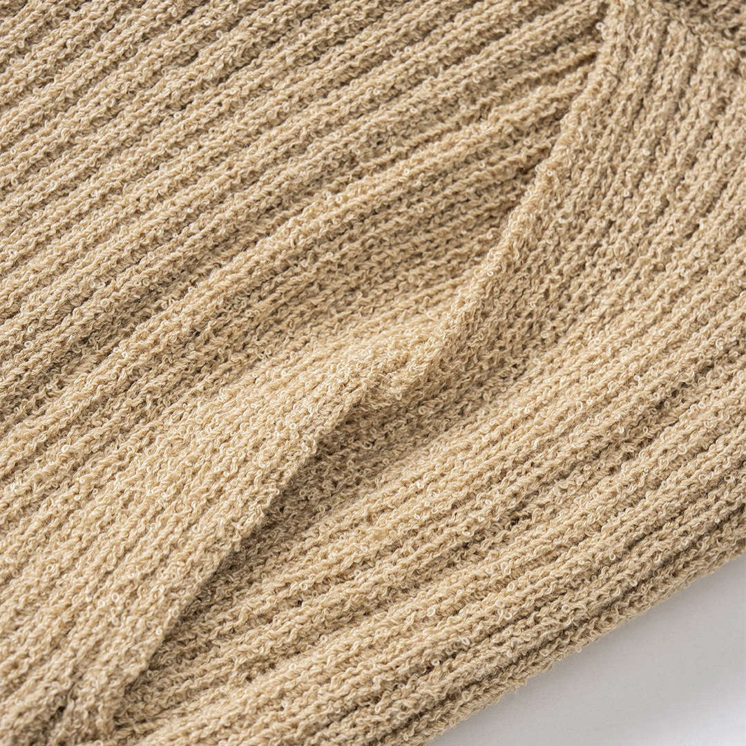 Kroppsnära stickad minikjol med asymmetrisk ribbstruktur och mittstretch