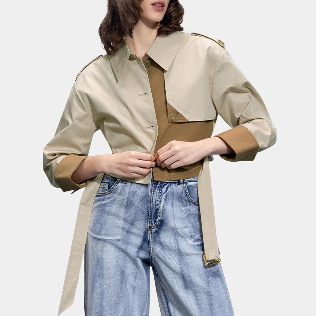 Kort trenchjacka i tvåtonad design med bälte och stormklaff