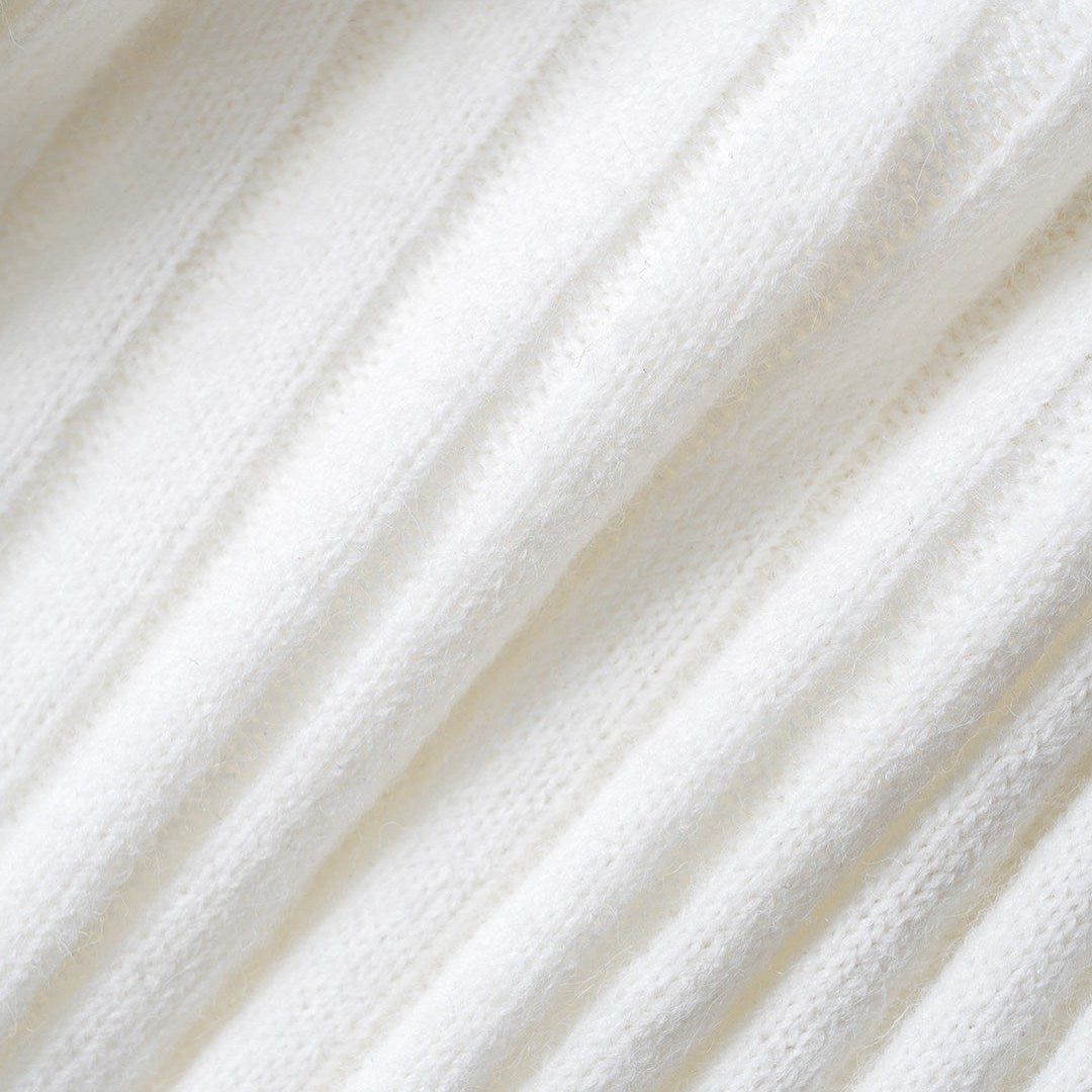 Vit kontraststickad tröja med V-ringning, långärmad och finstickade detaljer