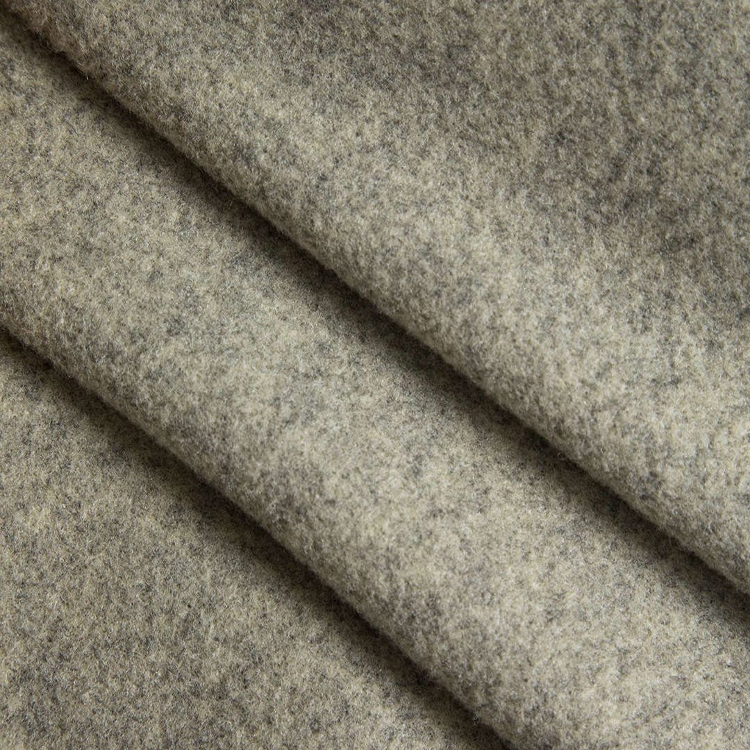 Beige Gråmelerad kort jacka i filtad stickning med markerade sömmar skjortkrage och knappar i lös passform