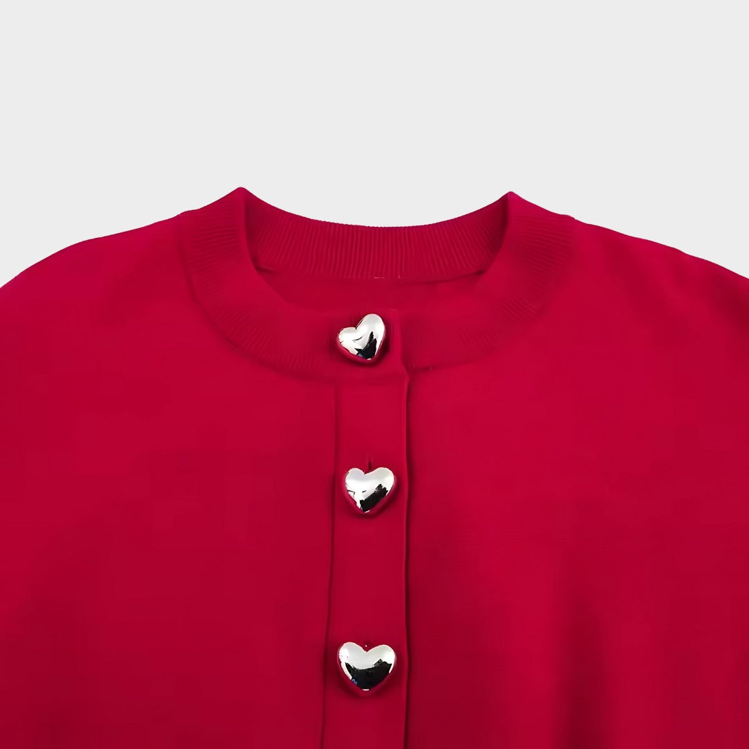 Röd kortstickad kofta med hjärtformade knappar