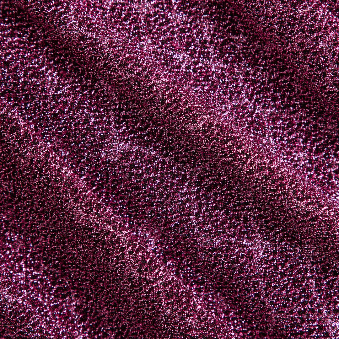 Lila glittrig halterneckklänning i bodyconmodell med volangslitsar och öppen rygg