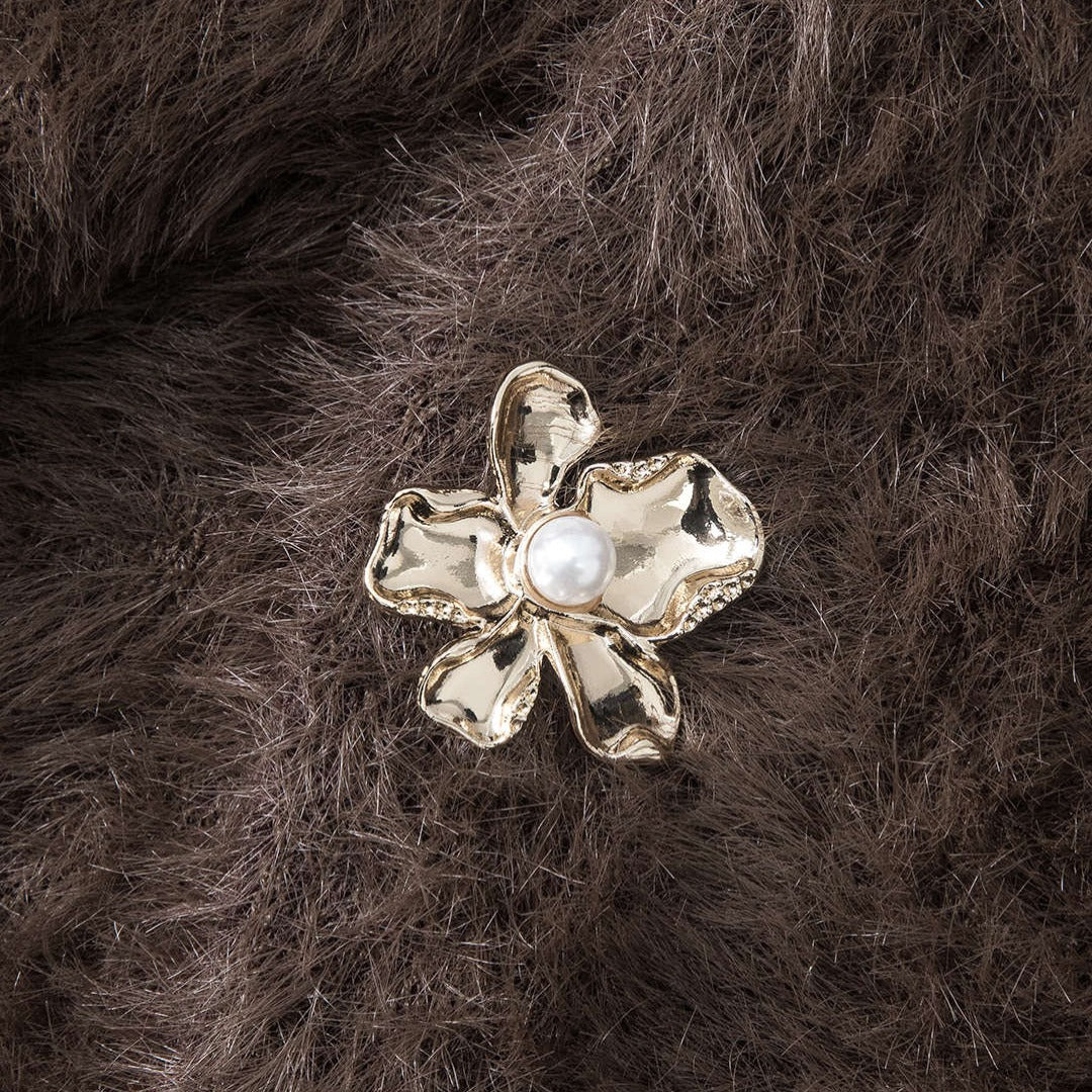 Brun fluffig stickad kofta med dekorativa blomknappar