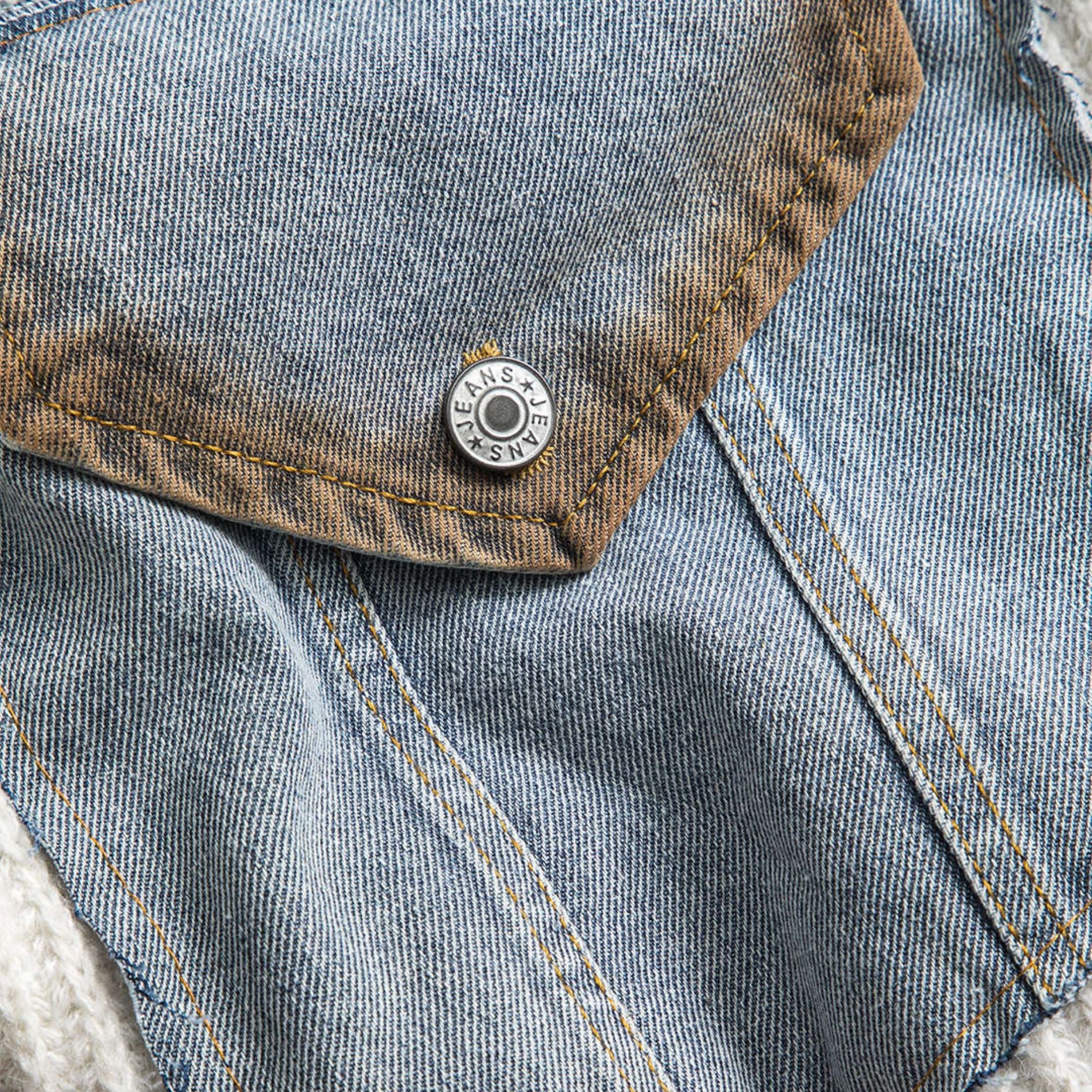 Vit stickad cardigan i ribbat jersey med jeansdetaljer och kontrastfickor