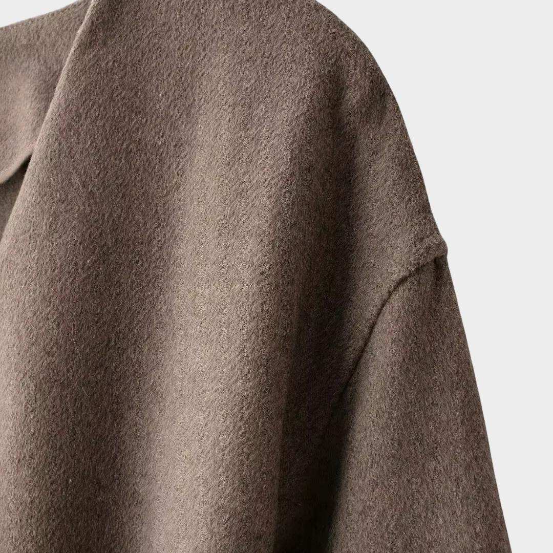 Mellanbrun omlottjacka med smalt bälte och V-ringning