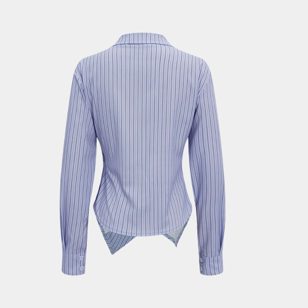 Blå randig figursydd skjorta i vävt tyg med smala lodräta ränder och diskreta knappar framtill.