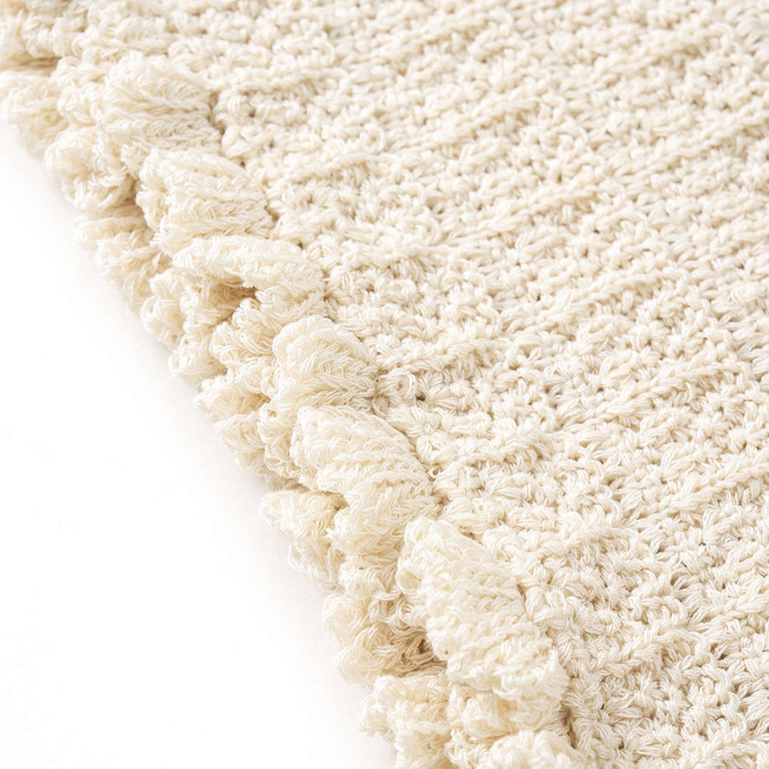 Kort virkad minikjol i trikå med volangkant och låg stretch