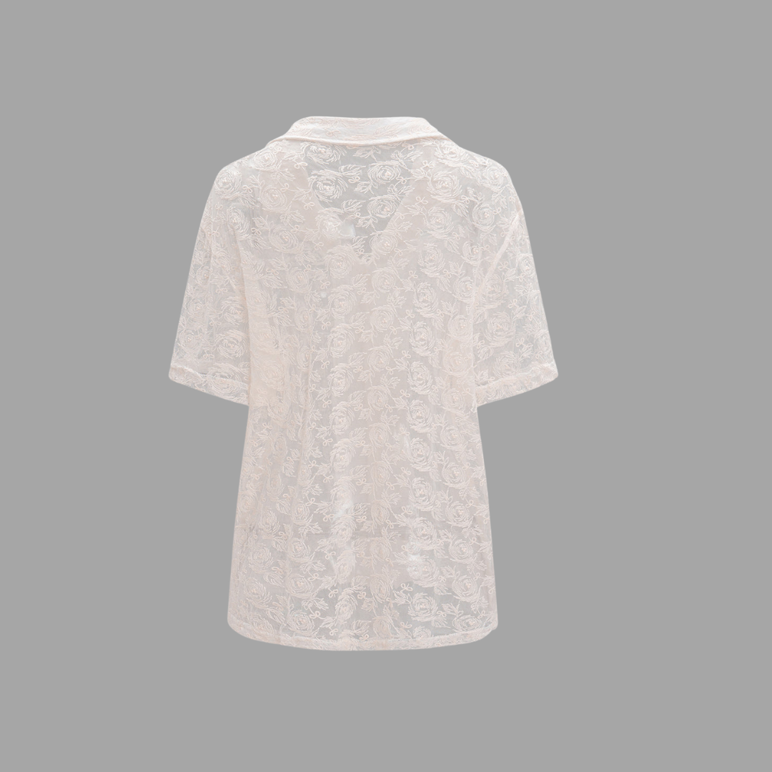 Beige spetsblus med korta ärmar och klassisk krage