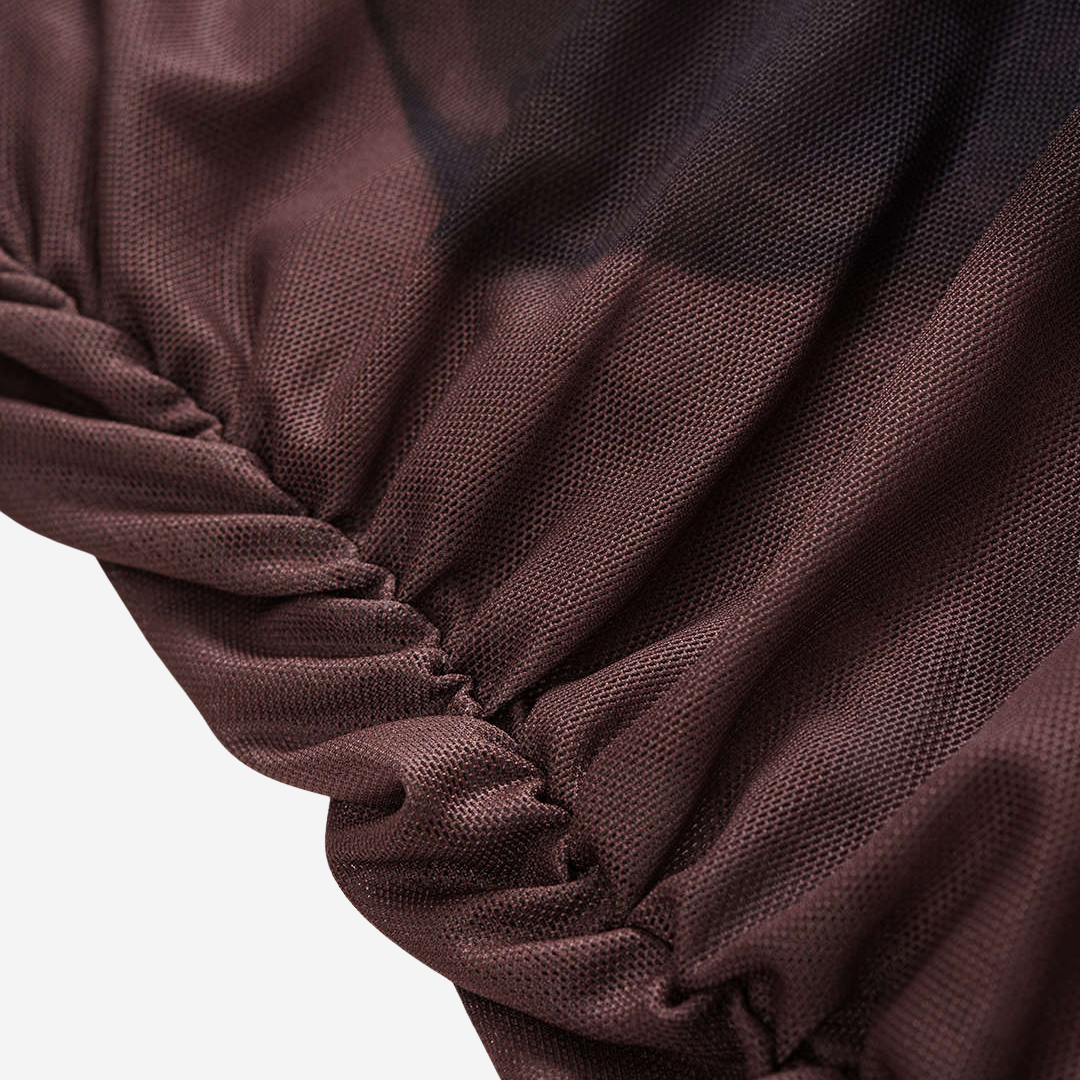 Långärmad maxiklänning i rödbrun tie-dye mesh med draperad design och figurnära siluett