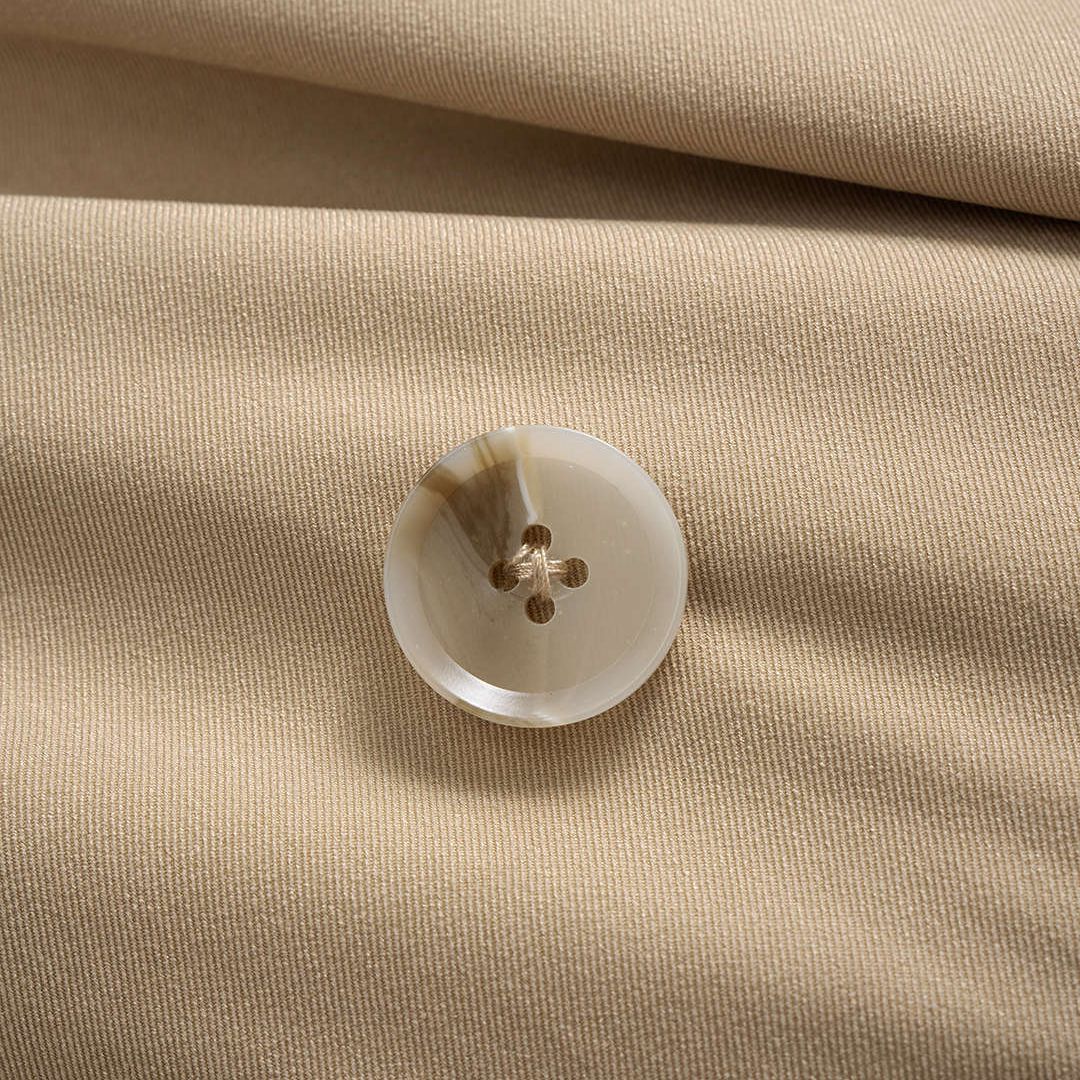 Beige trenchinspirerad kort kappa med bred knytmidja och avslappnad silhuett