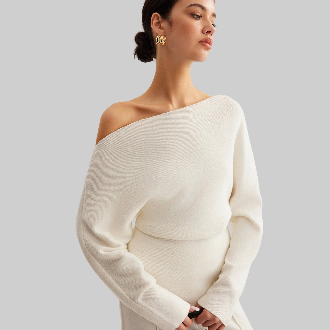 Asymmetrisk stickad topp med off-shoulder design och elegant drapering
