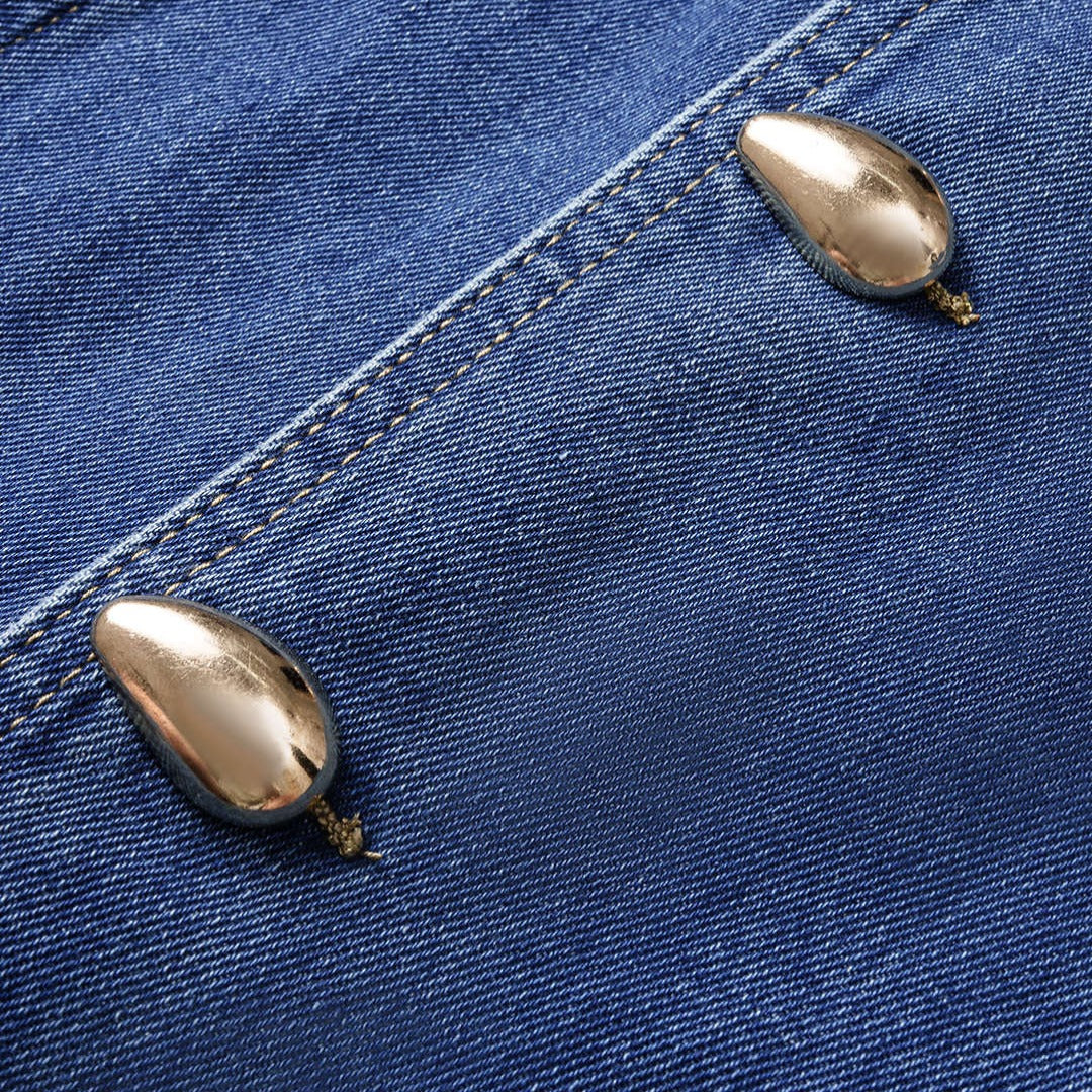 Figursydd denimväst med dekorativa metallknappar och fickdetaljer