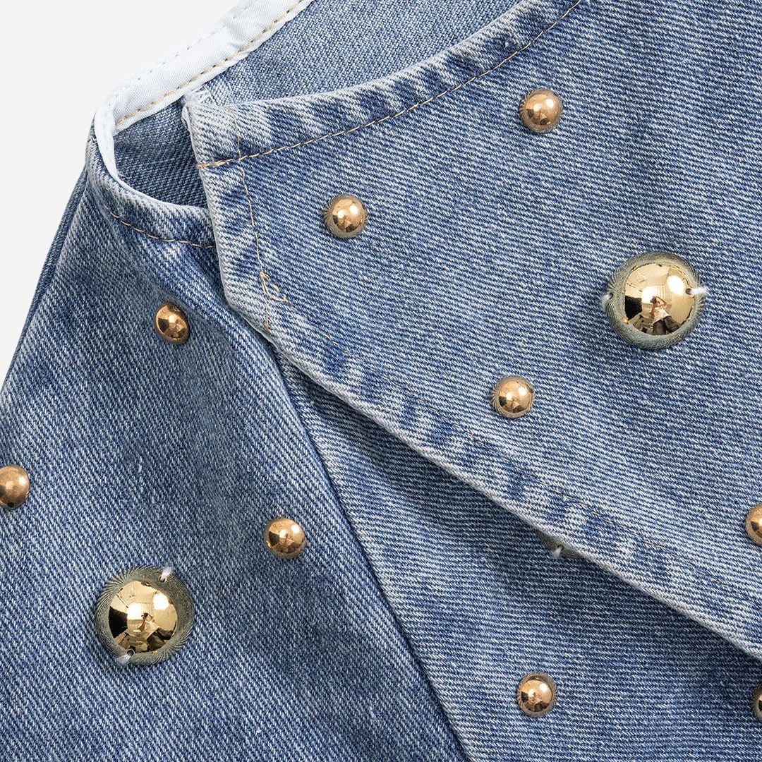 Blå kort jeansjacka i blå denim med volymärmar och guldnitar för dam