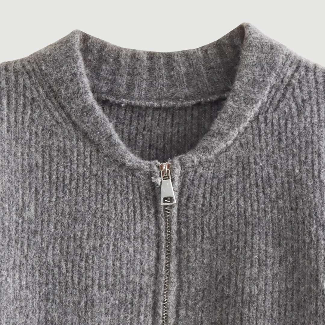 Grå stickad zip-jacka med rund hals och rak passform