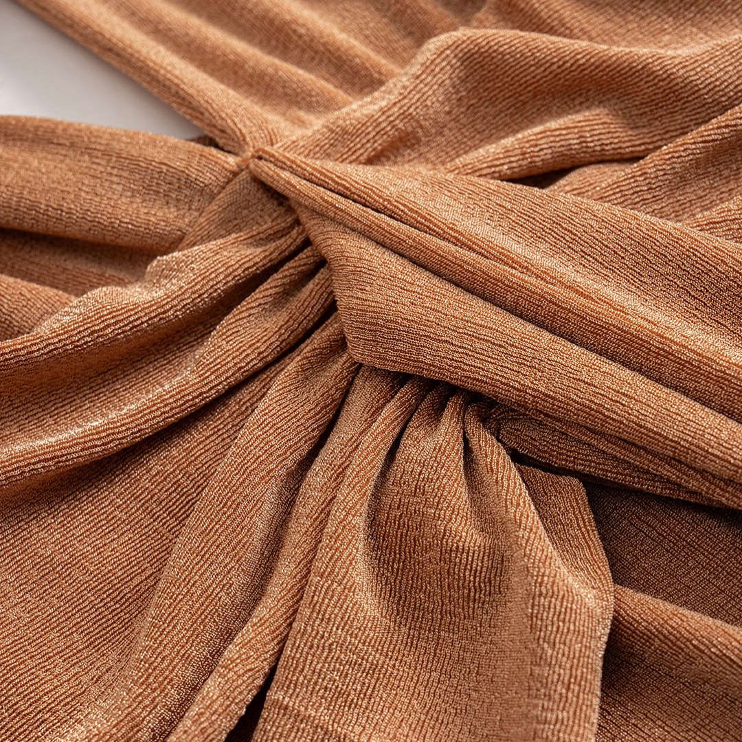 Ljusbrun Halterneckklänning med djup urringning, rynkad midja och knytband i mjukt tyg