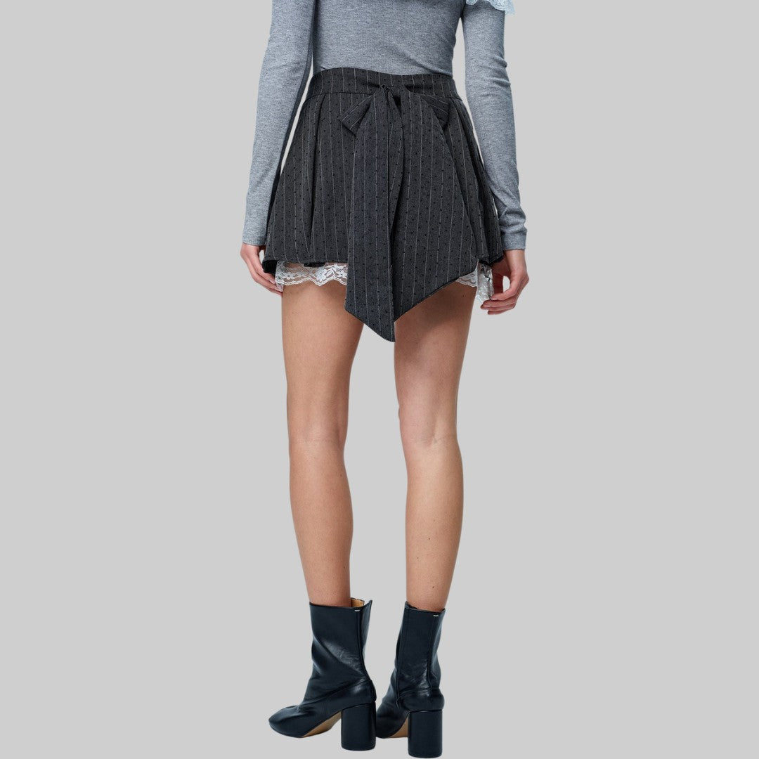 Grå veckad kjol med rosett och spetsunderkjol