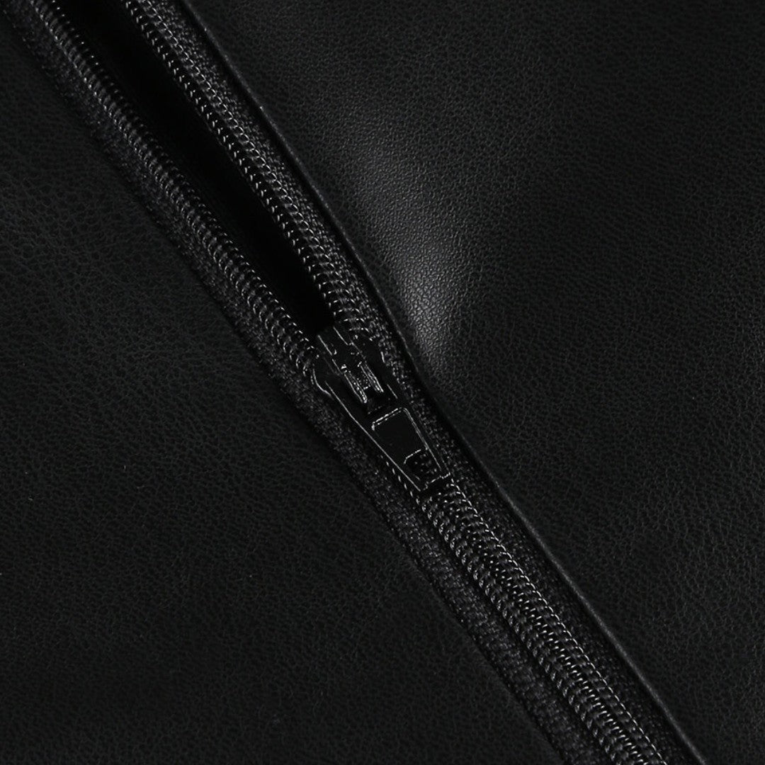 Axelbandslös långklänning i svart fuskläder med spetsdetaljer