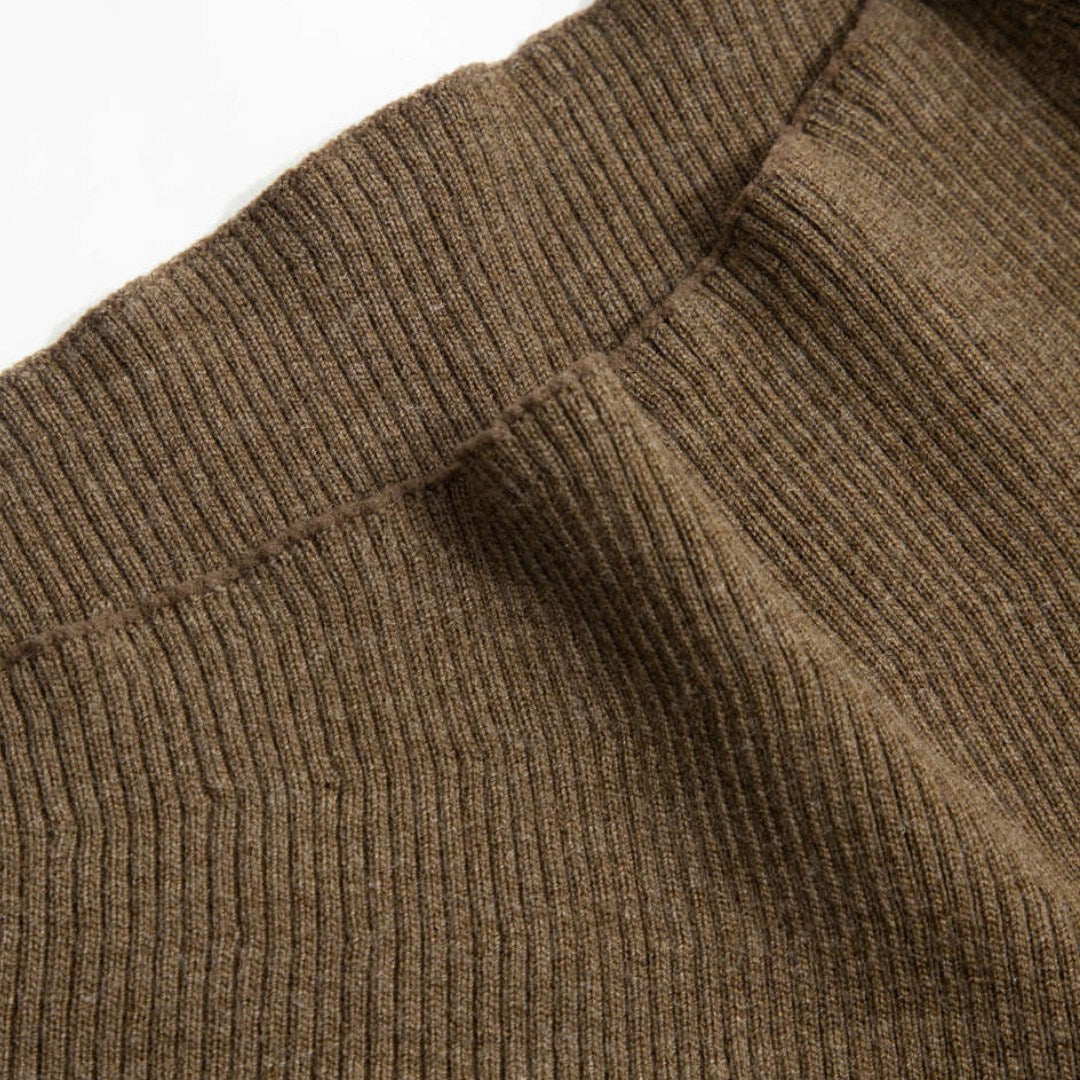 Brun ribbstickad topp med asymmetrisk axellinje och smal passform