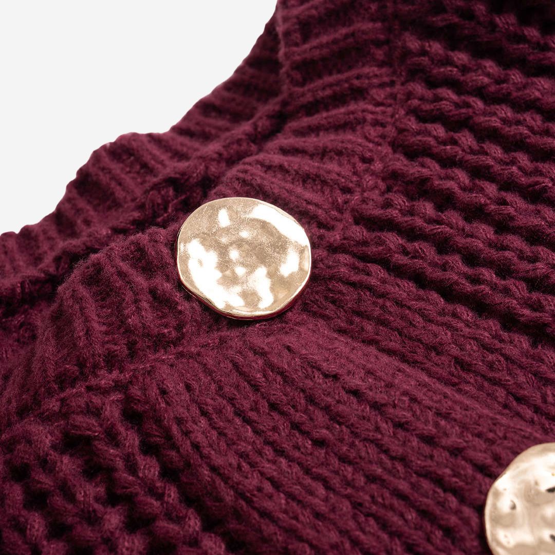 Vinröd grovstickad kort kofta med guldknappar och fickor för dam