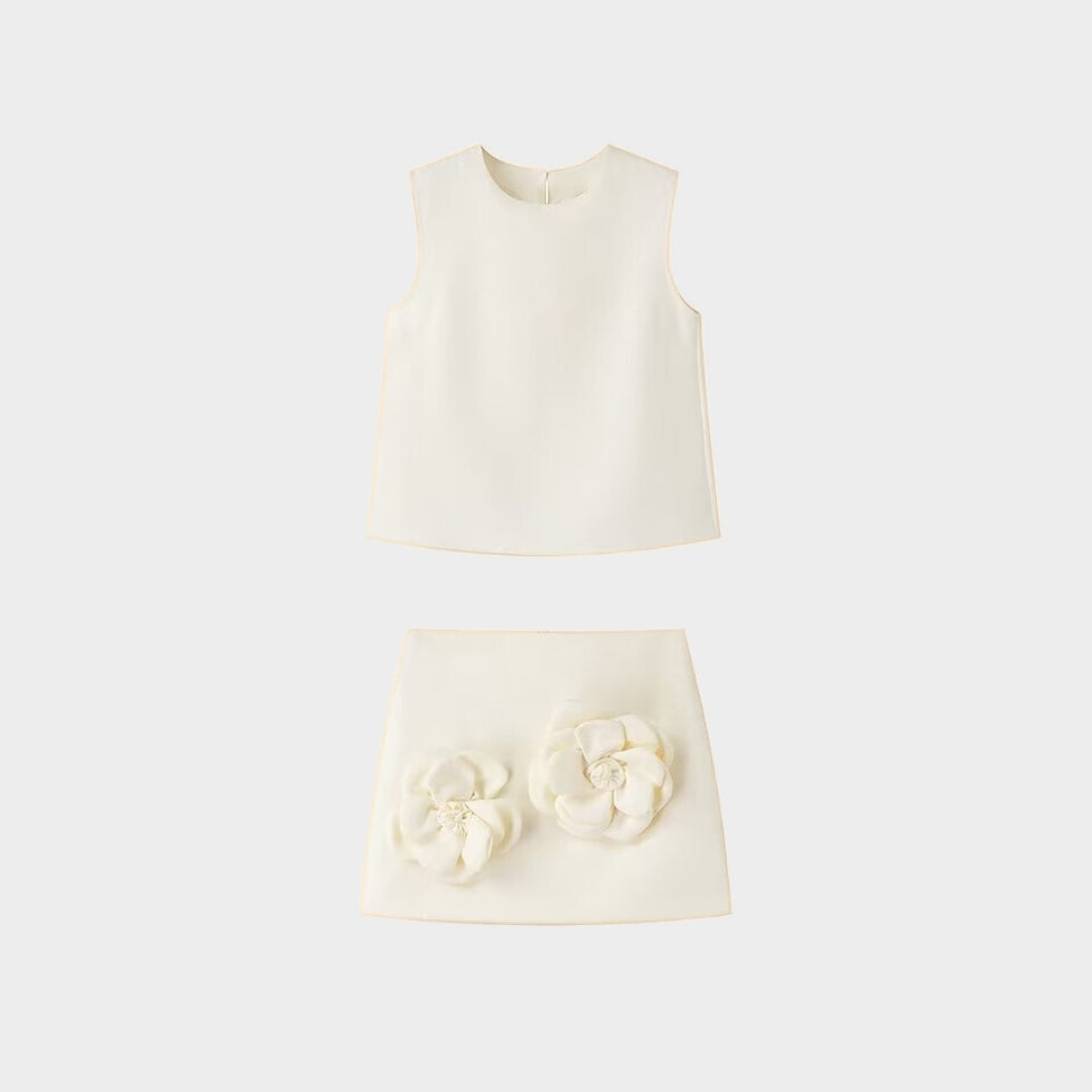 Tvådelat set med blommiga applikationer och ärmlös topp