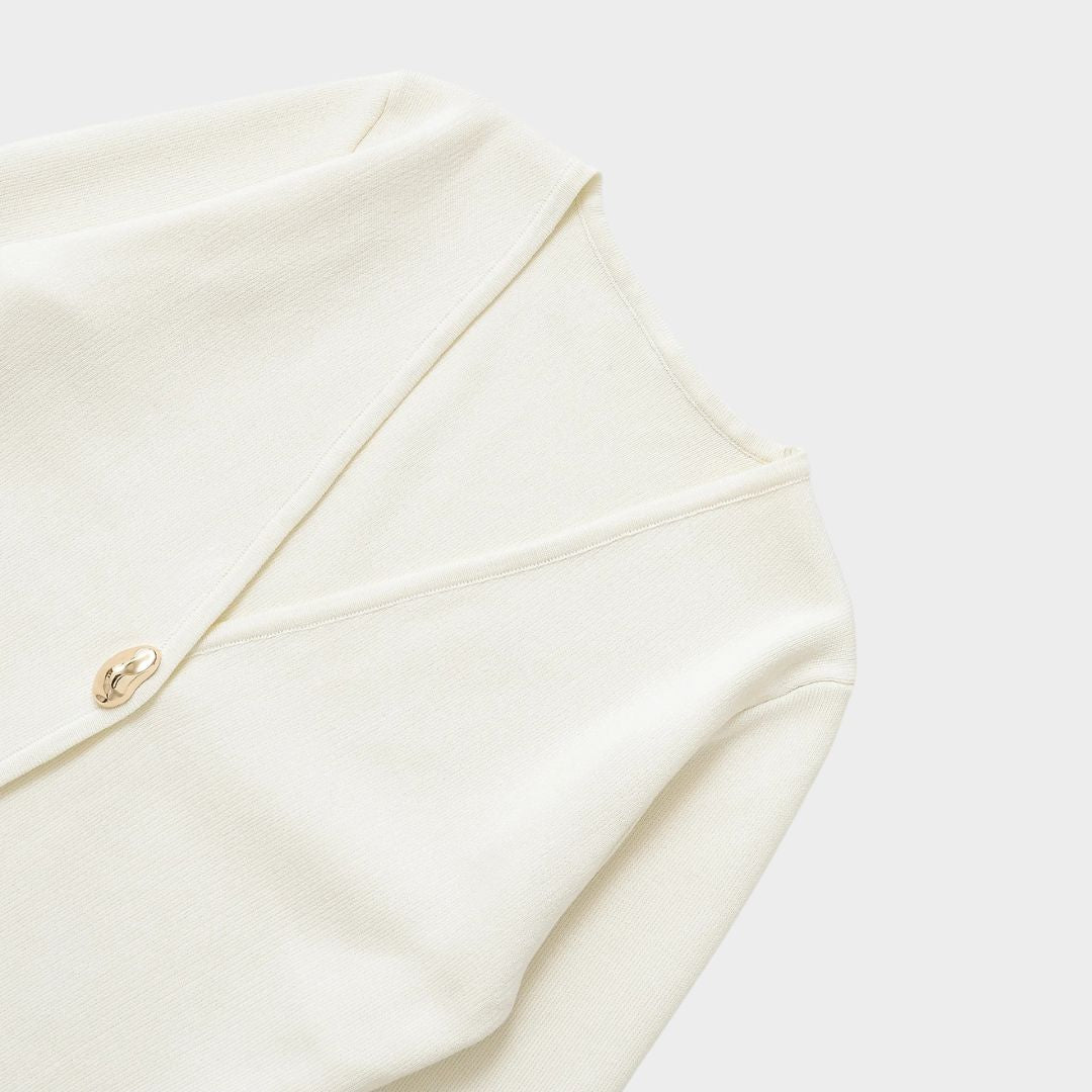 Pastellfärgad stickad kofta med V-ringning och guldfärgad knapp