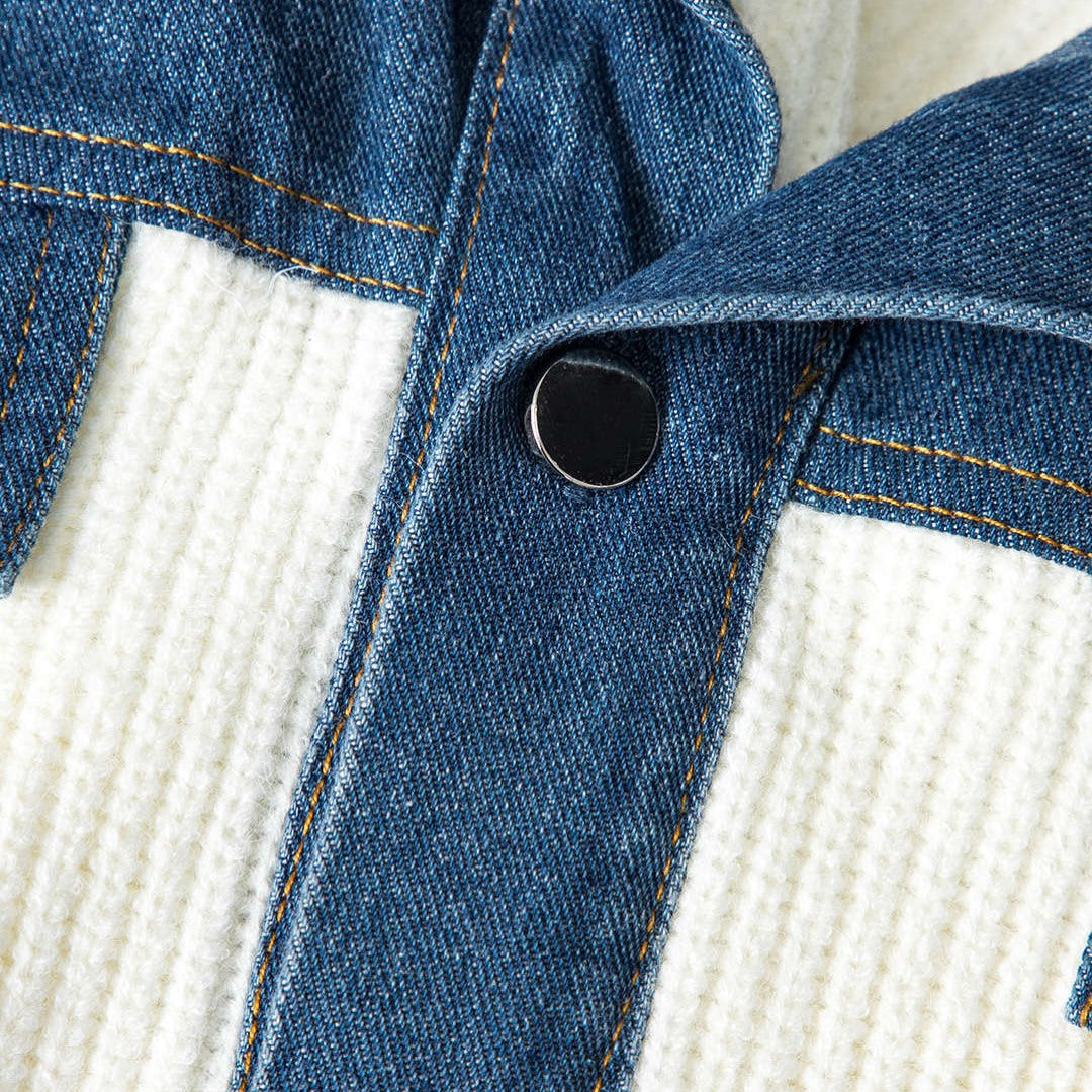 Vit stickad tröja med denimdetaljer och knappstängning fram