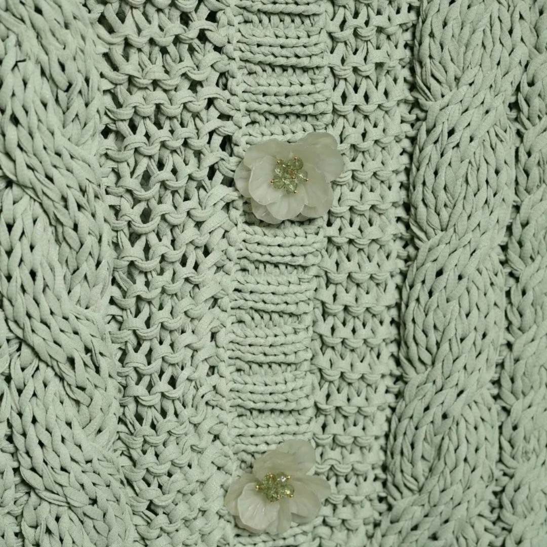 Ljusgrön kabelstickad tröja med blomknappar