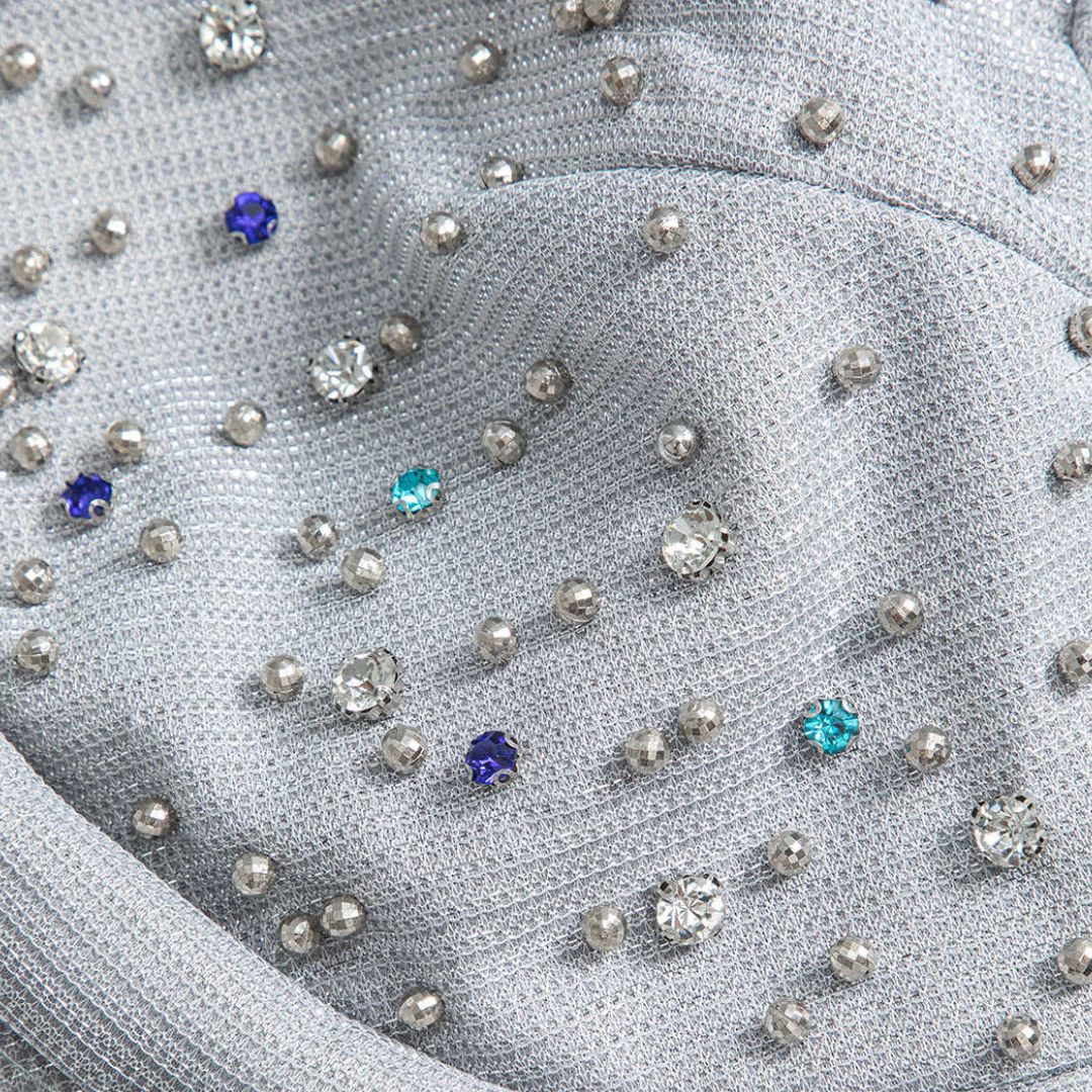 Golvlång silverfärgad paljettklänning med halterneck och glittrande kristalldekor