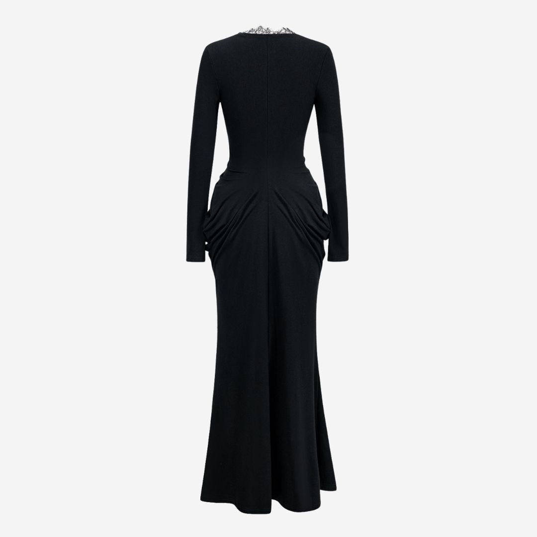 Svart figurnära jerseyklänning med spetsdetaljer drapering och markerad midja