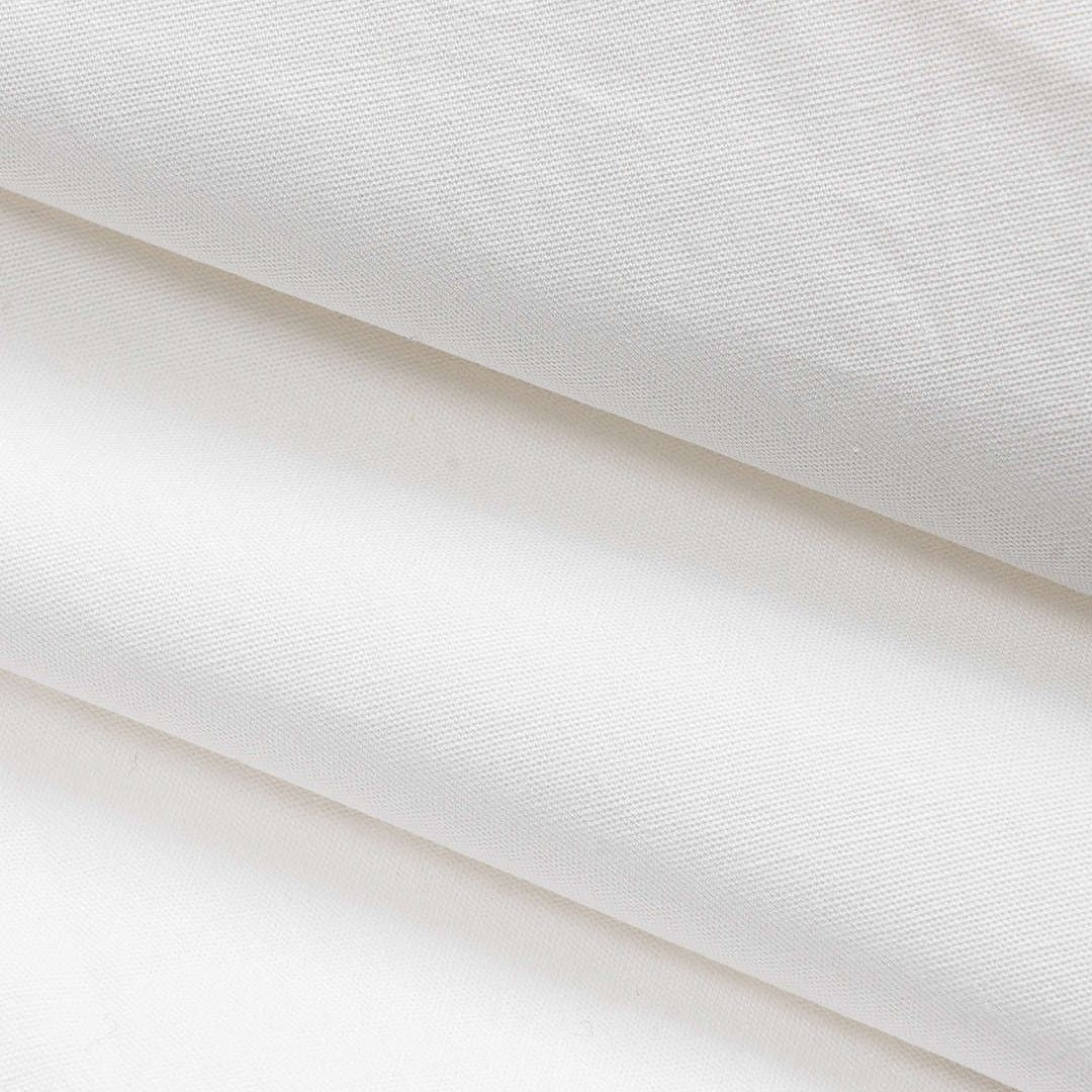 Vit kort skjortblus med stora fickor och dragsko i fållen