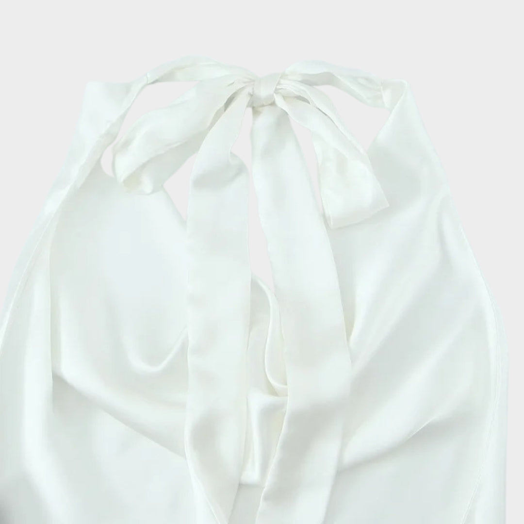 Satintopp med halterneck, knytband och öppen rygg i sommarstil