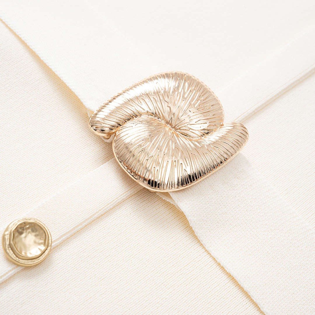 Vit stickad midiklänning med knappar bälte och fickor