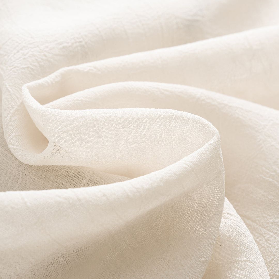 Vit chiffongblus med volanger kontrastkant och snörning vid halsringningen