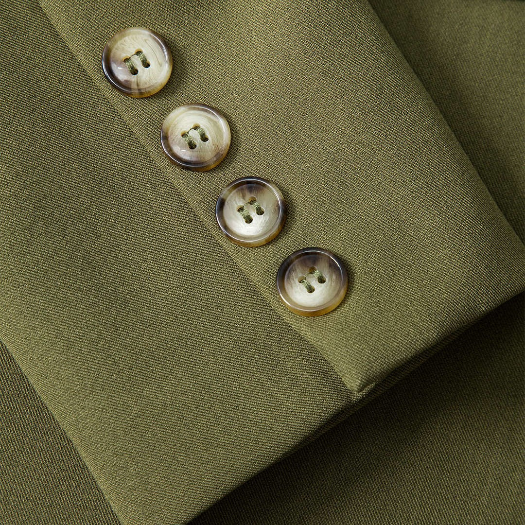 Olivgrön figursydd kavaj i twill med bälte och asymmetrisk knäppning