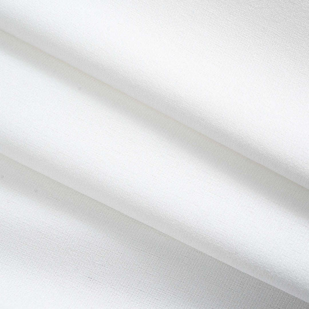 Vit figursydd kavaj i bomull med bred krage och dekorativa guldknappar