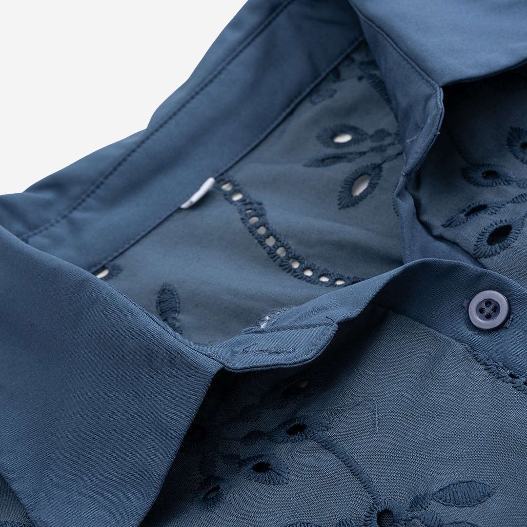 Blå blus med broderade blommor och transparent struktur