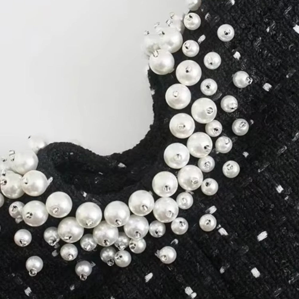 Svart ärmlös miniklänning med pärldetaljer