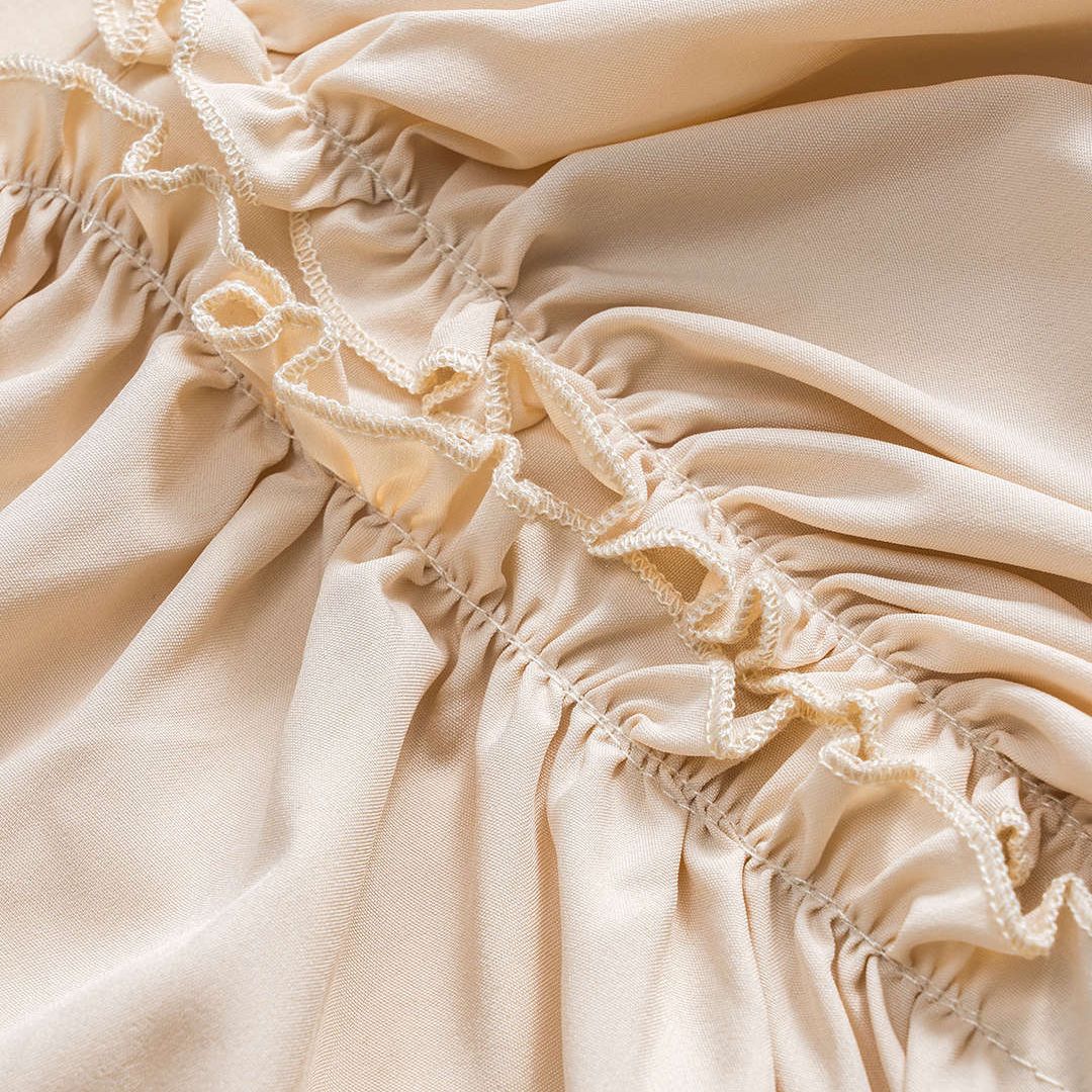 Beige blus med voluminösa volanger och rynkade ärmar