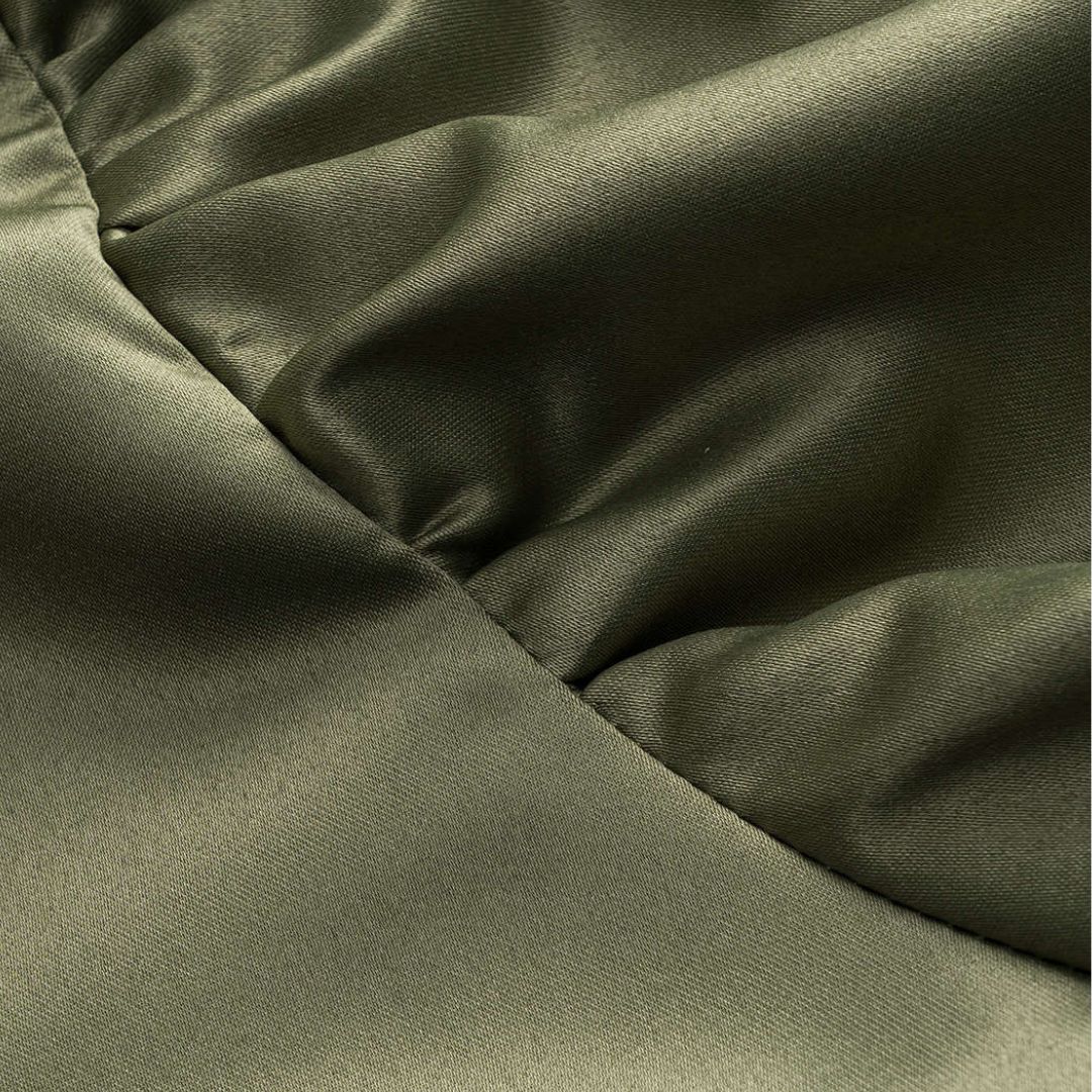 Kort grön topp med puffärmar och dold knäppning i satintyg