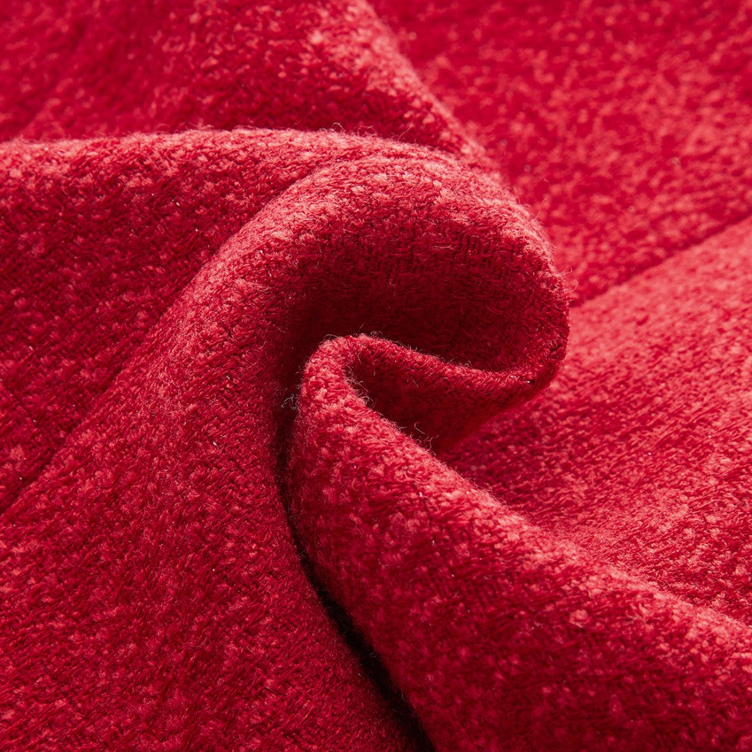 Kort röd väst i vävt tyg med bälte och knappar