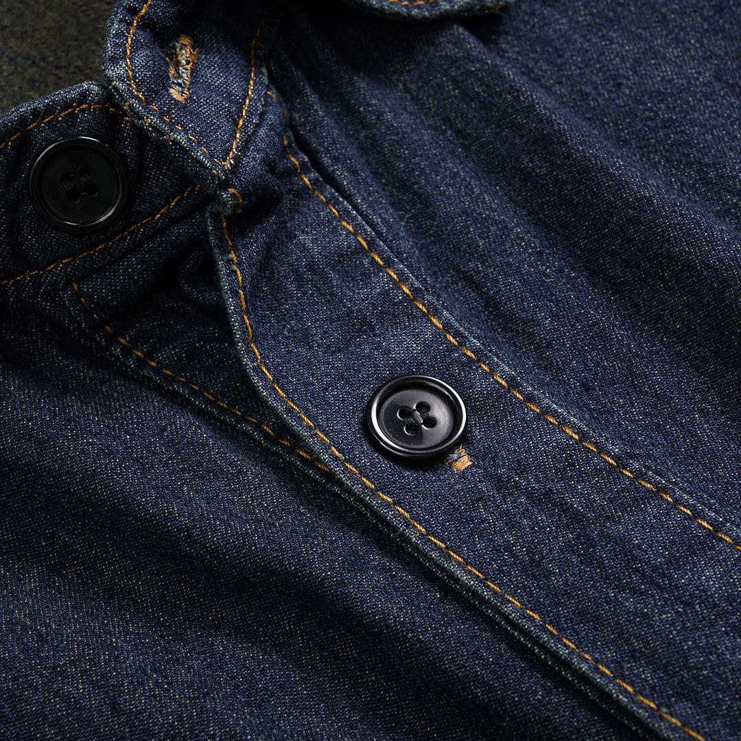 Mörkblå denimskjorta med asymmetrisk ficka och metallspänne i midjan