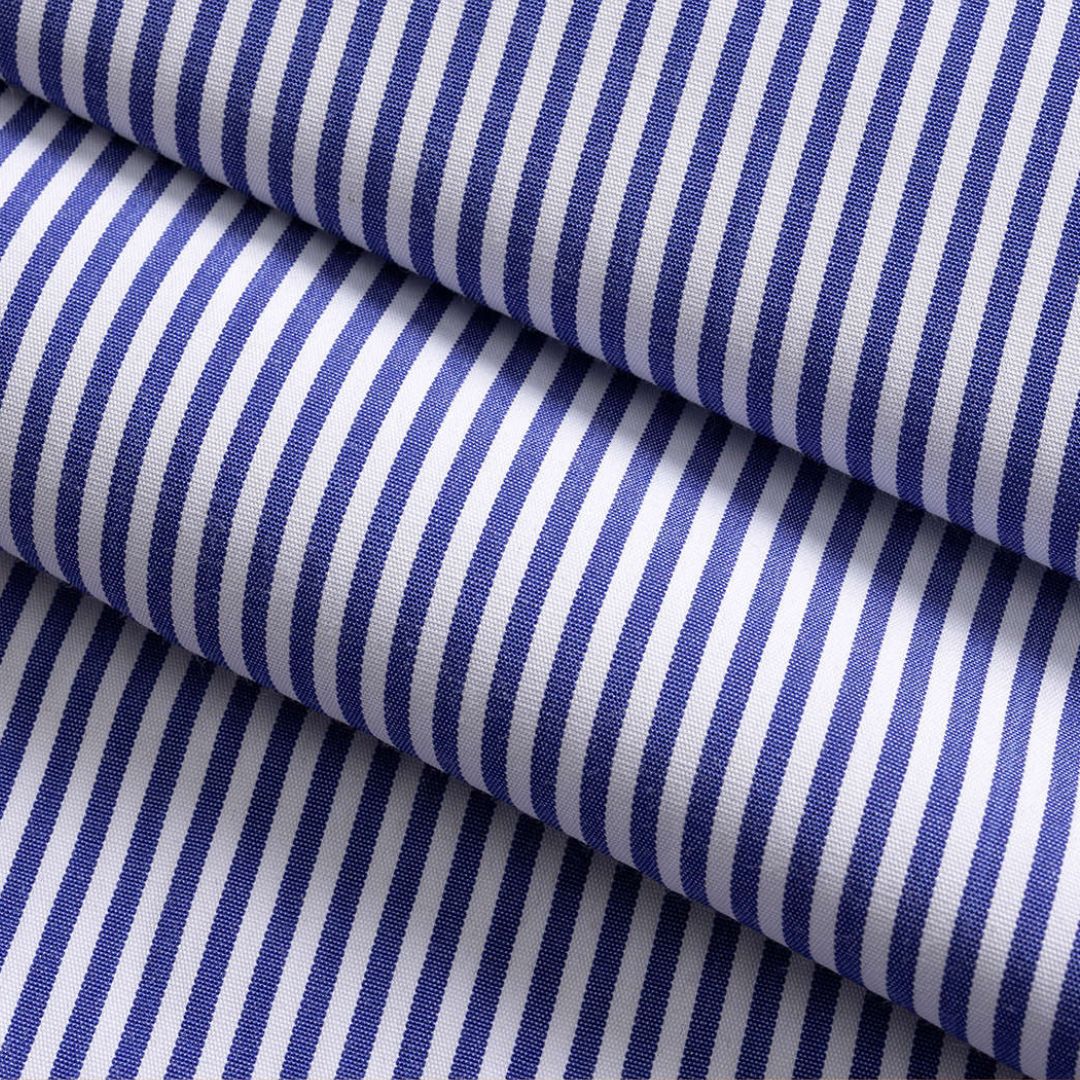 Blårandig topp med knytning framtill och broderade detaljer i fållen